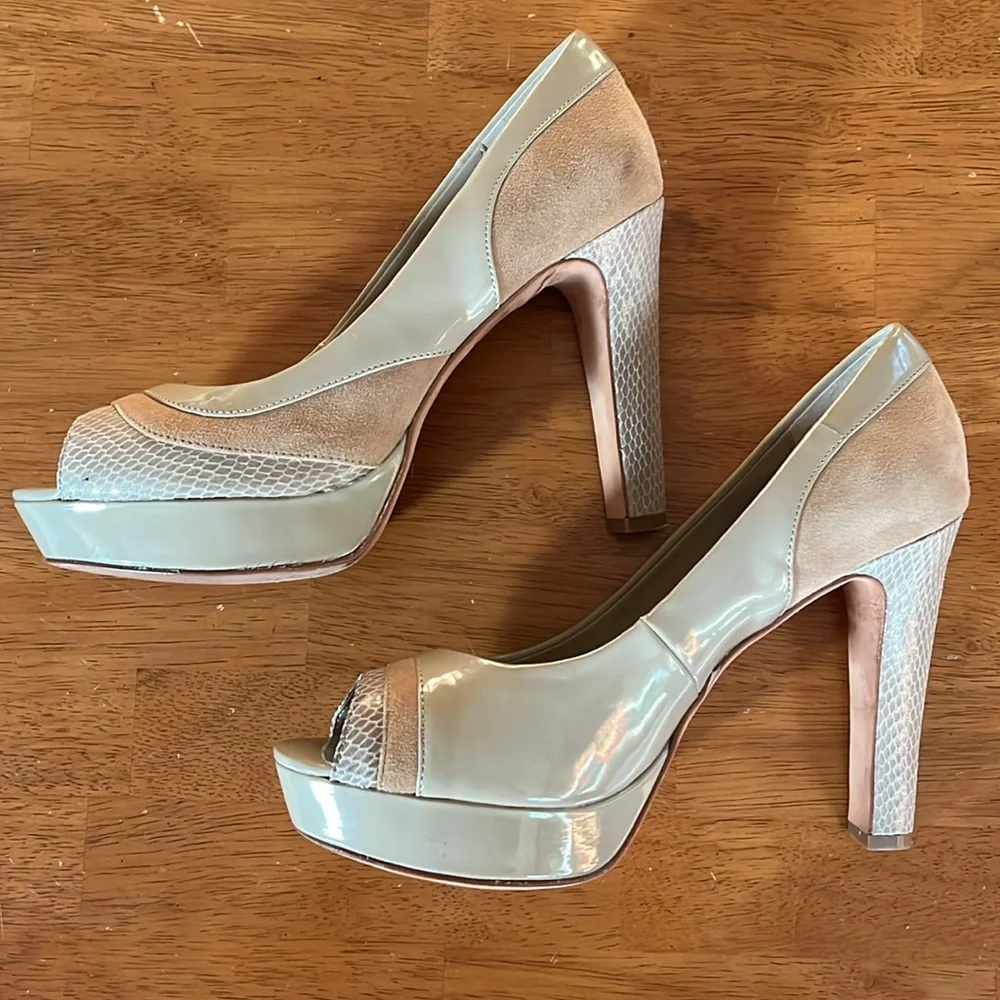White House Black Market Neutral snake skin leather,suede peep toe heel Size 8.5